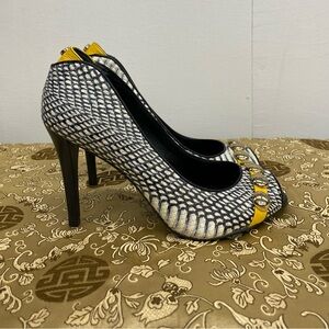 Chic Black and Yellow Patterned Heels